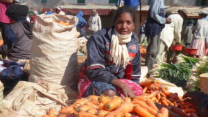 Verkäuferin auf dem Markt in Madagaskar