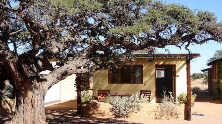 Eingang der Namtib Desert Lodge in Namibia